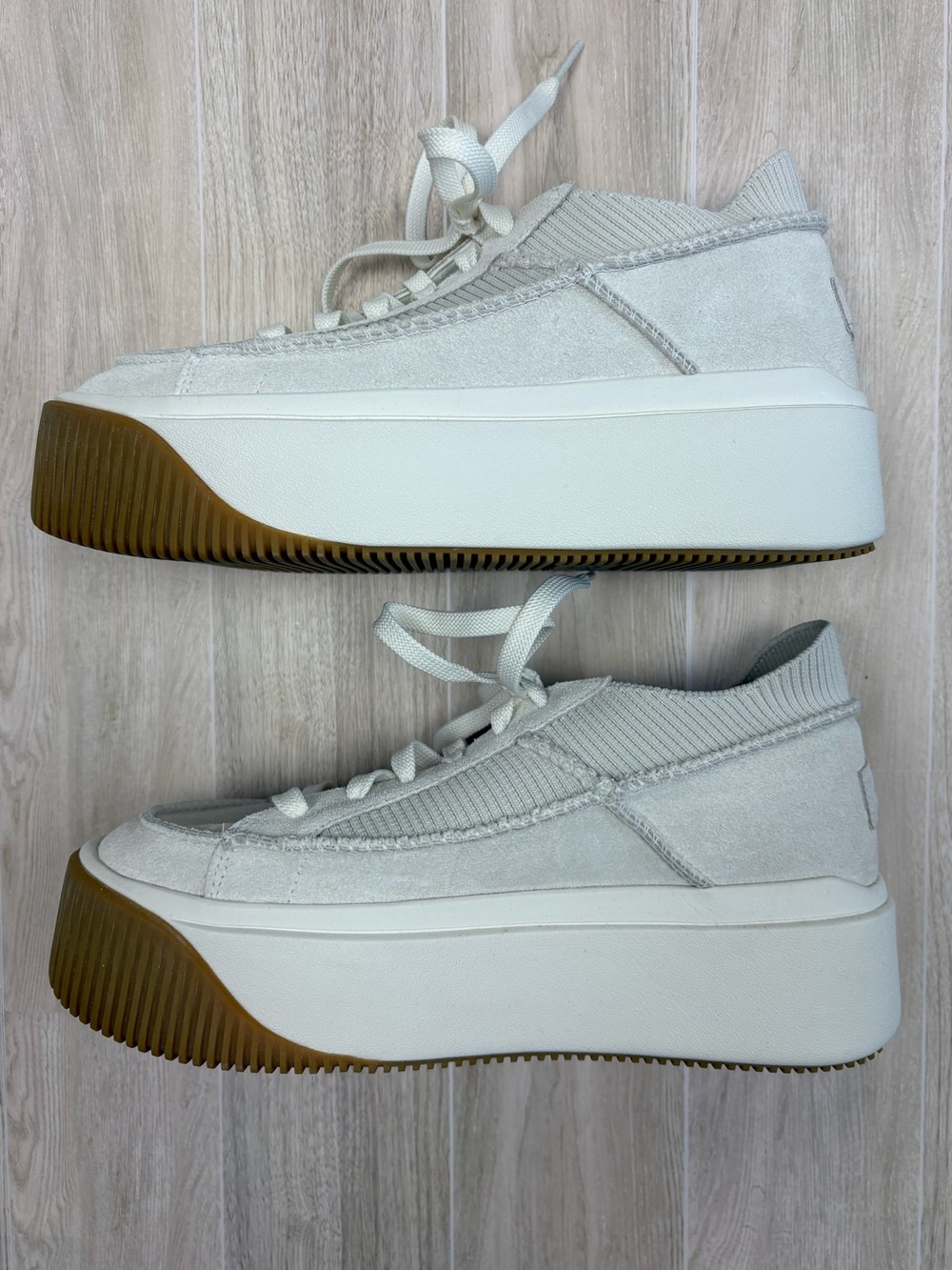 UGG Women's E-Z Duzzit Lace-Up Platform Sneakers Off-White Suede Like New Chic - Picture 5 of 9